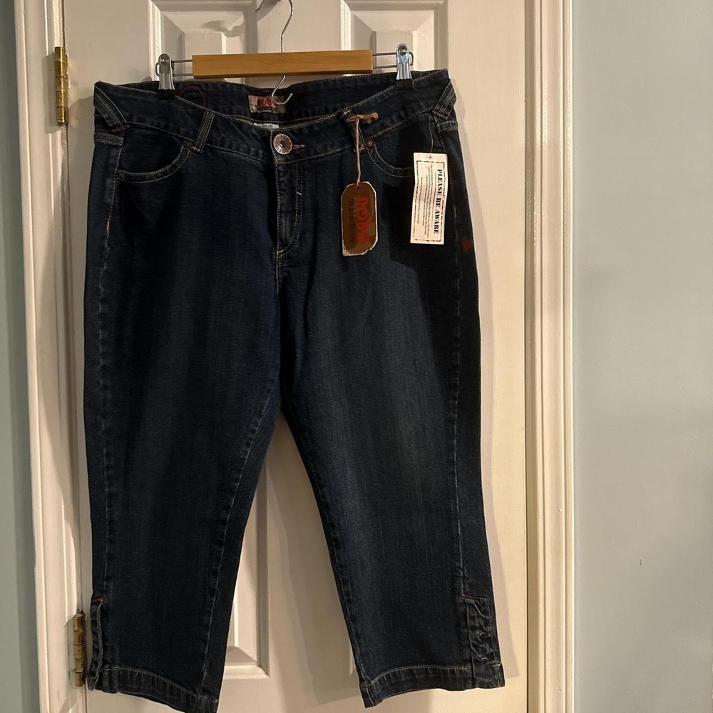 NWT Cute Embroidery Details Capri Jeans